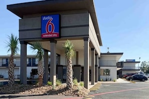 Un hotel con un cartel que indica 'studio 6 extended stay'.