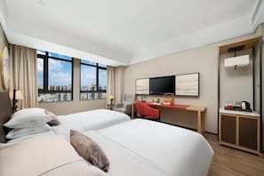 A hotel room with two beds, a desk, a TV, and a city view. - Echeng Hotel Nanning Baisha Avenue (Nanning)