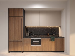 Eine moderne Küche mit Holzschränken, einer Marmorfliesenspiegel und integrierten Geräten.