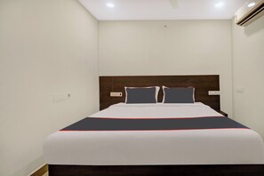 A standard hotel room with a bed, two bedside tables, and a ceiling light. - Super Collection O Pnr International (Hyderabad)