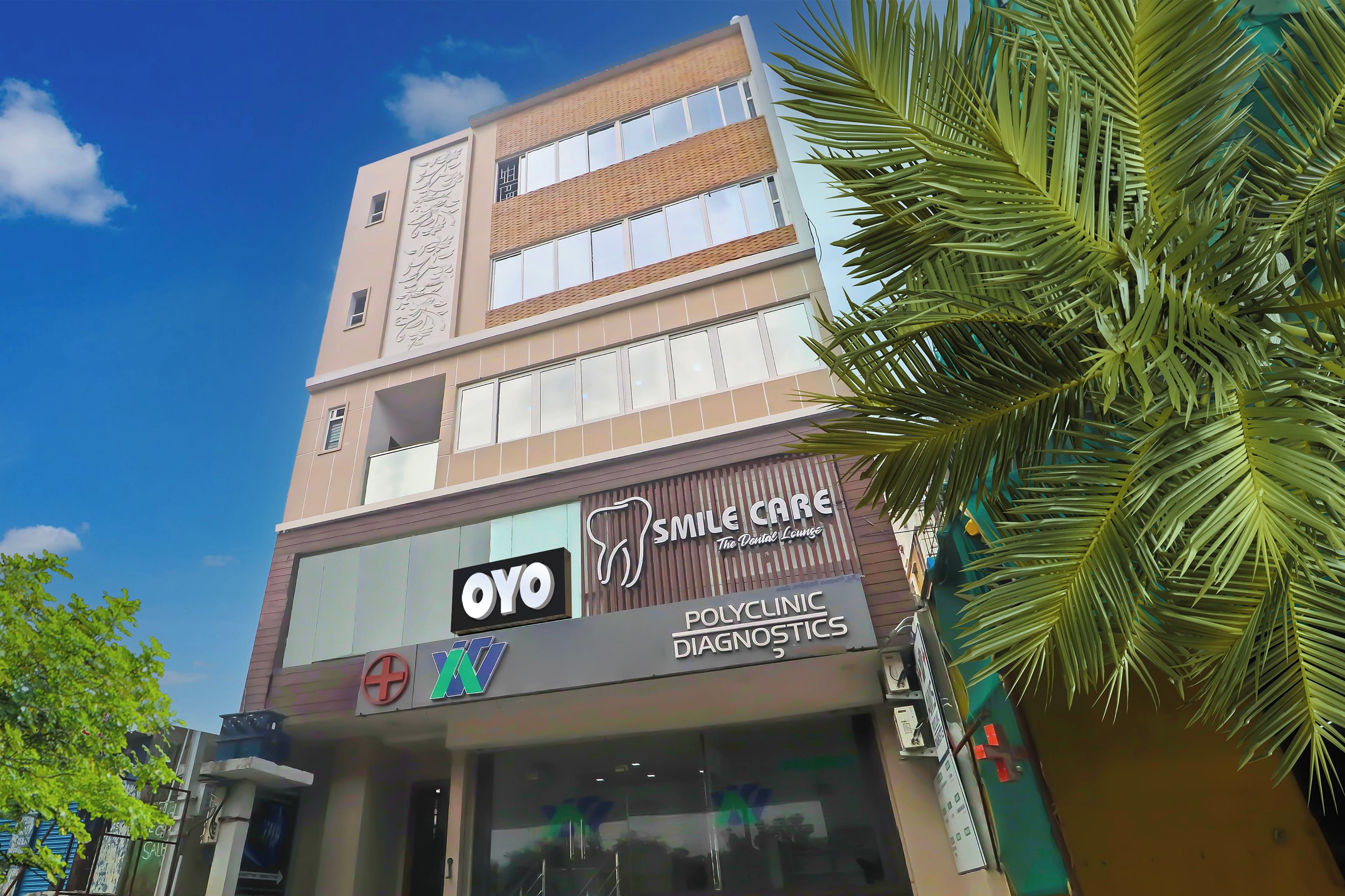 Un edificio de varios pisos con letreros de una clínica dental y una farmacia.