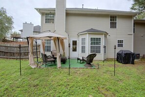 A house with a covered patio area, outdoor furniture, and a fenced yard. - 10 Mi to Stone Mtn Park! Group-Friendly Getaway (Snellville)