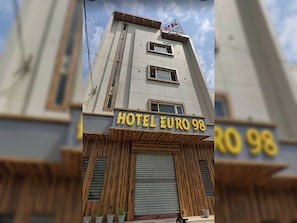 A building with a sign reading 'HOTEL EURO 98' and a wooden facade. - Hotel O euro 98 (Amritsar)