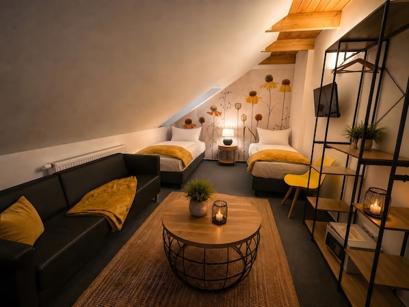 Ein modernes Schlafzimmer im Loft-Stil mit Schlafbox, einer Couch, einem Couchtisch und Regalen.