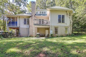 A two-story house with a balcony and a covered porch area. - Quiet Horse Farm Hideaway Near Downtown Aiken (Aiken)