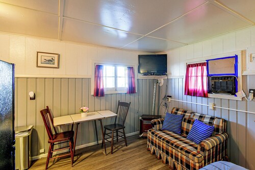 Quaint Couple’s Unit w/ Lake Access in Tawas City