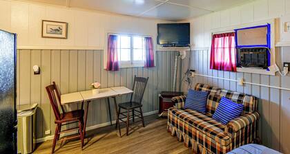 Quaint Couple’s Unit w/ Lake Access in Tawas City