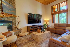 Living area - Golf Course Days, Fireside Nights! Show Low Escape (Show Low)