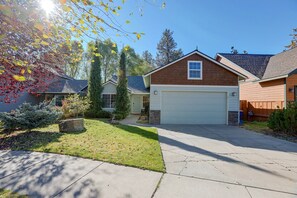 A residential house with a garage, a well-maintained lawn, and a variety of trees and shrubs. - 3 Mi to Dtwn Bend: Private Hot Tub & Yard (Bend)