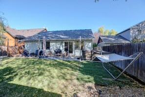 A backyard with a grill, outdoor furniture, and a hammock. - 3 Mi to Dtwn Bend: Private Hot Tub & Yard (Bend)