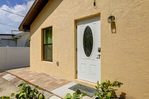 A house with a white door, a small window, and a mailbox. - Naples Guest House Near Beaches & Downtown! (Naples)