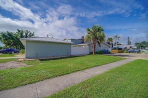 A residential area with houses, a sidewalk, and a grassy lawn. - Pool Access, Walk to Beach! Cape Canaveral Apt (Cape Canaveral)