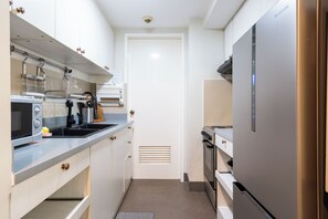 Private kitchen - Forbestown BGC |Luxury 2BR loft| Pool & Gym Use (Taguig)