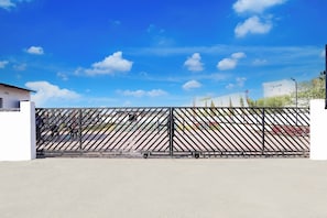 A gated area with a clear sky and a building in the background. - Hotel O Godavari Lawn (Jabalpur)