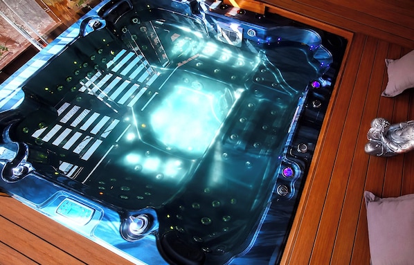Un jacuzzi con panel de control y un adorno a un lado.