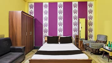 Une pièce comprenant un lit, une armoire, un canapé et une chaise.