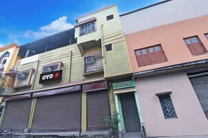 Un edificio de varios pisos con un letrero que dice 'OYO Art House' en el segundo piso.