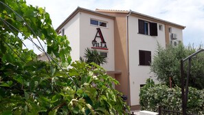 A building with a sign that reads 'Villa A' and a clear sky. - Villa A GRAND Poolside Apartment  heating pool (Okrug Gornji)