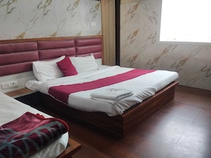 Ein Hotelzimmer mit einem Bett, einem Nachttisch und einem Fenster.