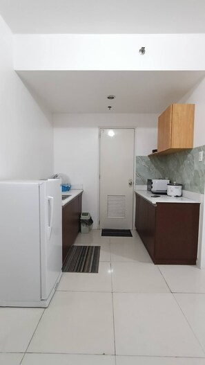 Private kitchen - Grand Riviera Suite 1BR with 2 beds near SLEC & US EMBASSY (Manila)