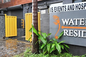Ein Gebäude mit einem Schild für 'WATER RESIDENCE' und einem gelben Tor.