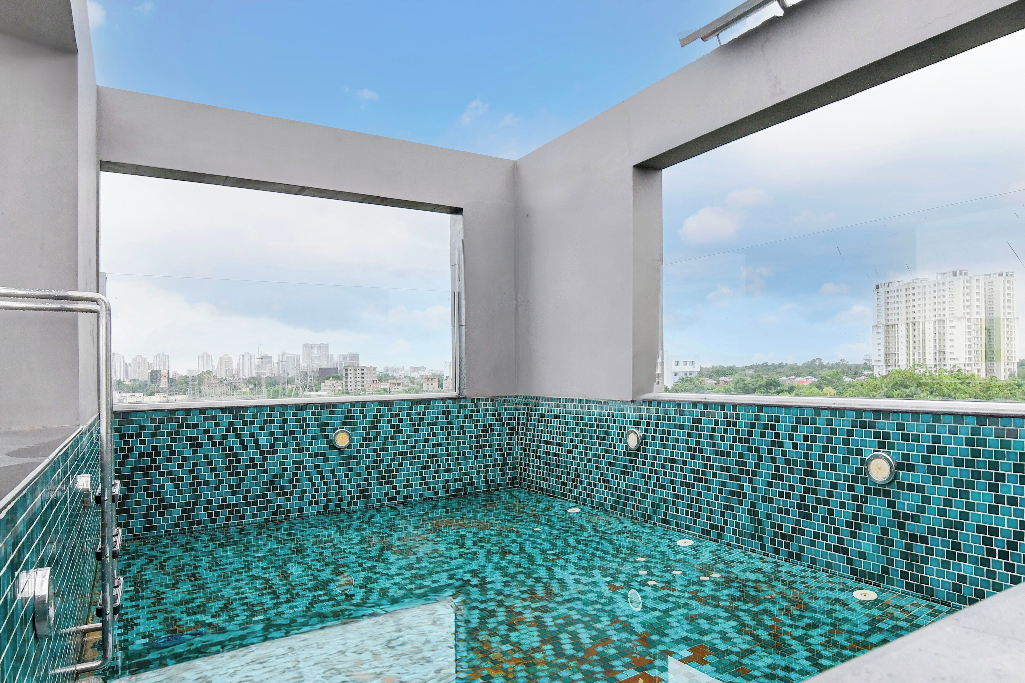Una piscina en la azotea con vistas a la ciudad.