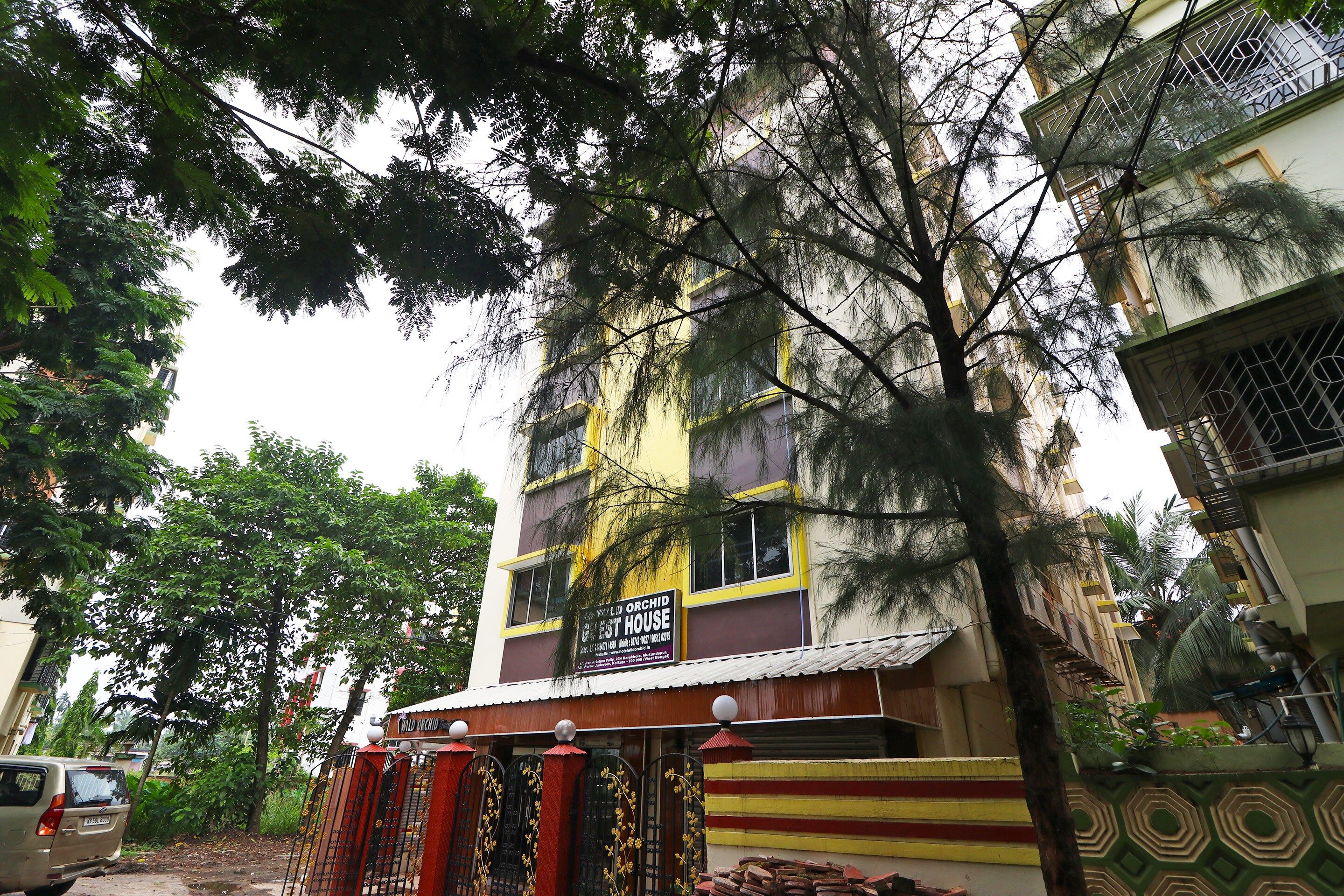 Un edificio de varios pisos con un letrero que dice 'Wild Orchid House'.
