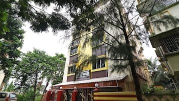 Un edificio de varios pisos con un letrero que dice 'Wild Orchid House'.