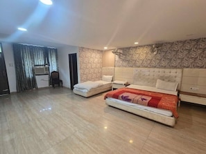 A bedroom with two beds, a patterned wall, and a tiled floor. - Hotel O Golden Gate (Amritsar)