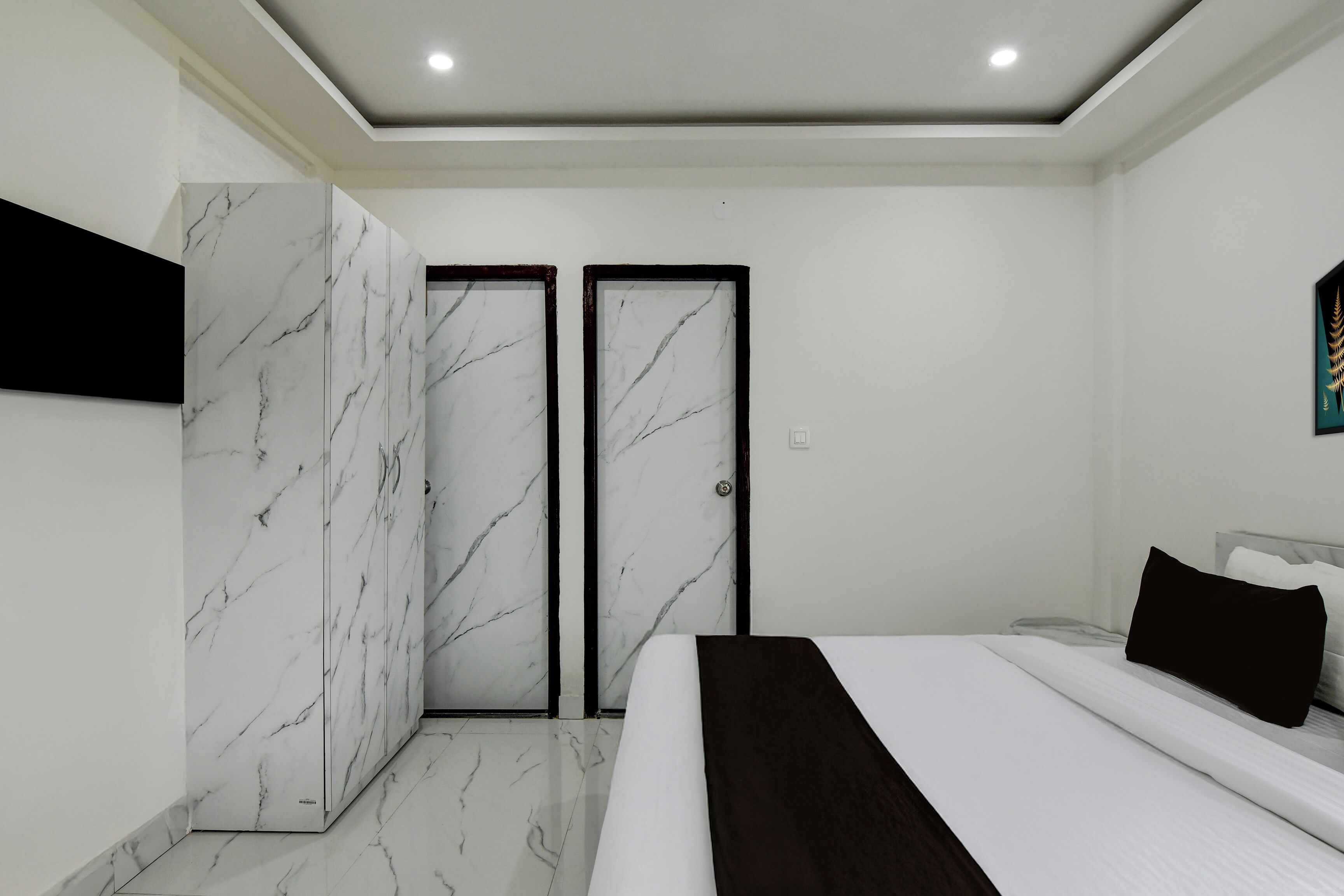 Une chambre à coucher avec un lit, une armoire et une porte.