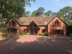 A brick building with a symmetrical facade, large windows, and a central entrance. - Les Jumeaux Right Le Touquet - Family House (Le Touquet)