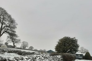A rural landscape with a stone wall, a large tree, and a small house. - in the country house Old Coach House (Matlock)