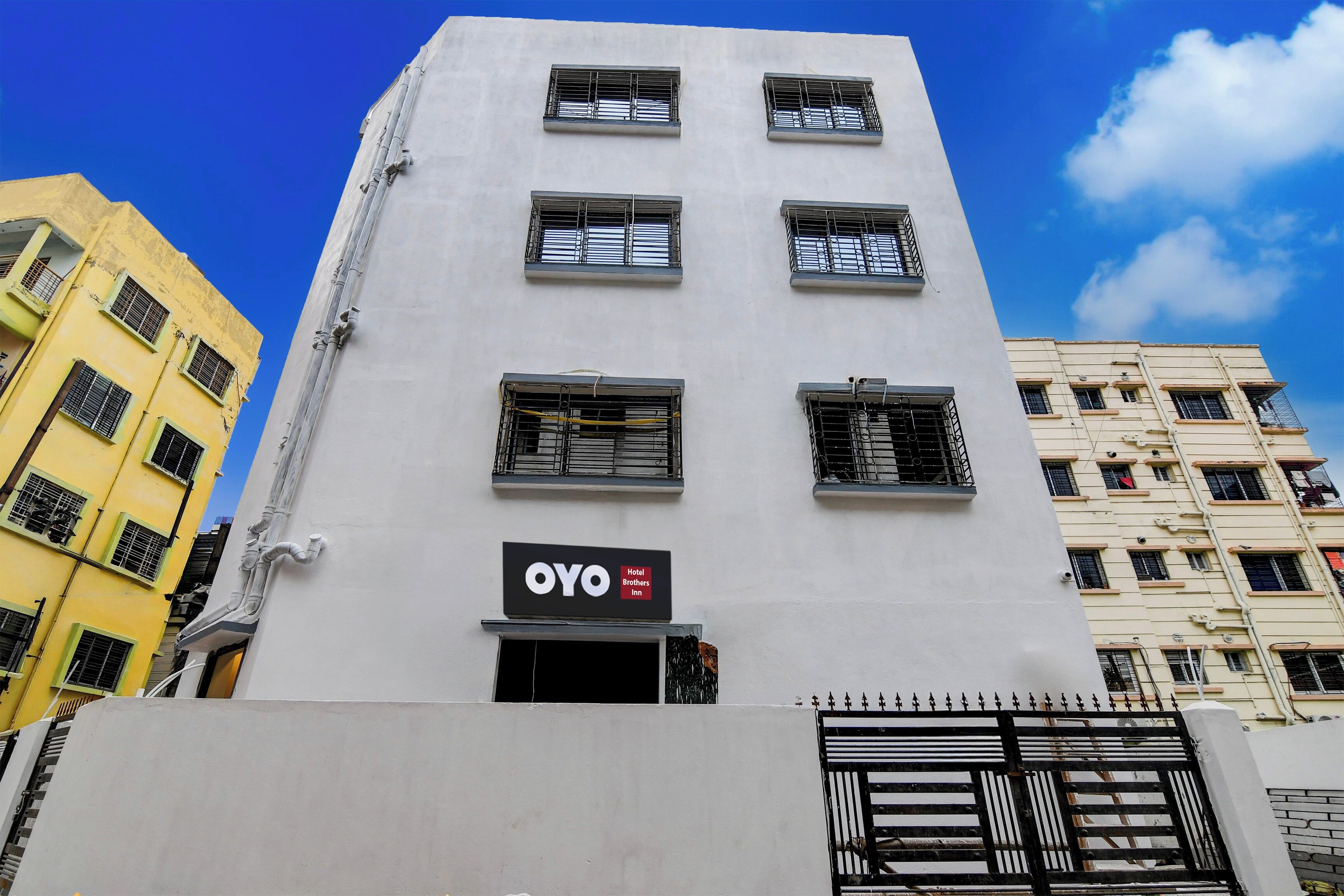 Un edificio de hotel con varias ventanas y un letrero que dice 'OYO Hotel Brothers Inn'.