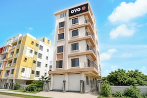 A multi-story hotel building with balconies, a prominent sign, and a gated entrance. - Hotel O Golden Aura Near Netaji Subhash (Kolkata)
