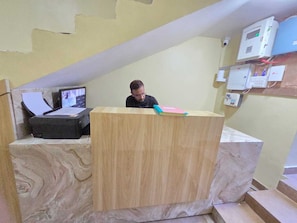A room with a desk, a computer, and a small bookshelf. - Hotel O Highway Horizon Inn (Kolkata)