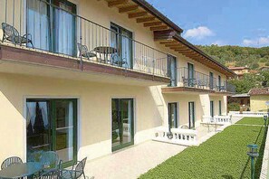 A two-story building with balconies, large windows, and a well-maintained lawn. - Apartments Cepo, Pieve di Tremosine (Tremosine)