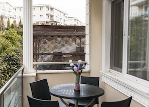 A balcony with a round table, chairs, and a vase with flowers. - Sarot Thermal Vadi Tatil Köyü (Mudurnu)