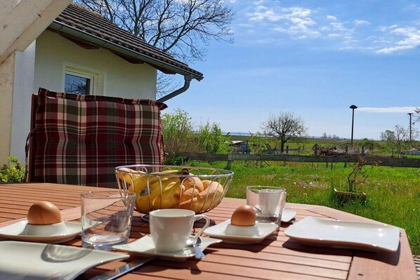Ein Frühstückstisch mit Brot in einer Schüssel und einer Tasse Kaffee.