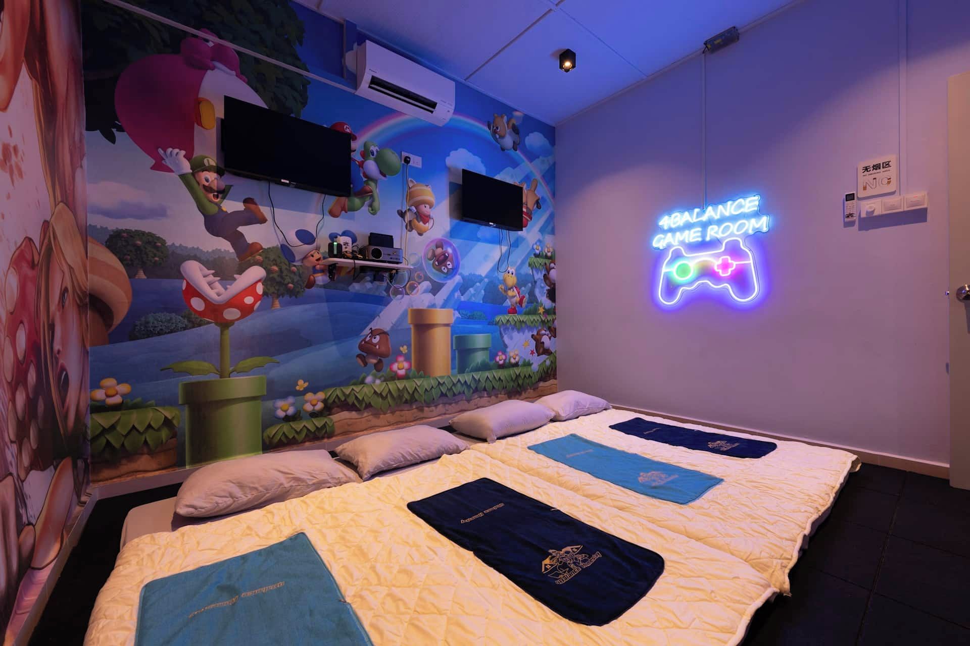 Una habitación con un mural de Mario y Luigi, un letrero de neón que dice 'BALANCE GAME ROOM' y una cama con una colcha acolchada.