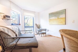 A room with a bed, a chair, a table, and a painting on the wall. - Up to 6 holidaymakers (Ostseeheilbad Zingst)