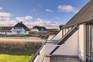 Ein Wohngebiet mit Häusern mit Satteldächern und blauem Himmel.