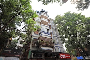 Un immeuble à plusieurs étages doté de balcons et d’une enseigne indiquant « OYO South Inn ».
