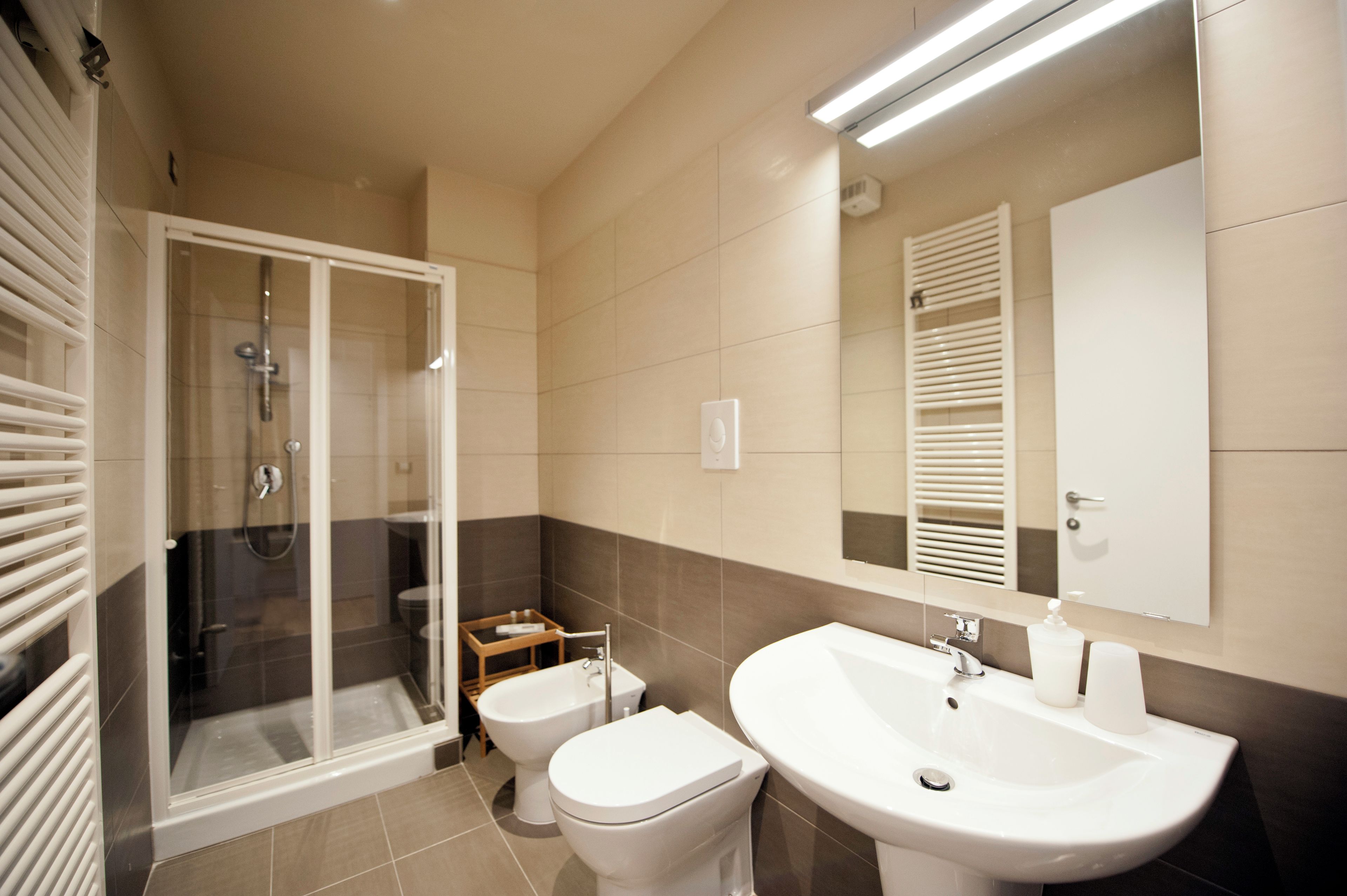 Ein modernes Badezimmer mit einer Duschkabine, einer Toilette und einem Waschbecken.