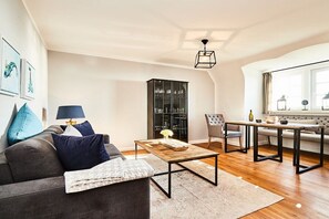 A modern living room with a sofa, coffee table, and a cabinet. - Holiday apartment in Hörnum with Wi-Fi (Hörnum)