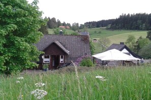 A rural setting with a house surrounded by greenery and fields. - Holiday home with 2 bedrooms (St. Georgen\/ Langenschiltach)