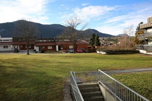 A residential area with houses, a grassy lawn, and a mountain in the background. - Holiday apartment with 1 bedroom (Füssen)