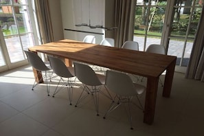Ein Essbereich mit einem Holztisch und sechs Stühlen.