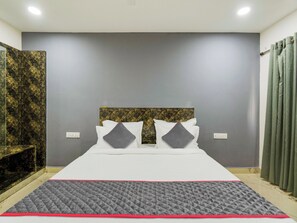 A bed with a headboard, two pillows, and a bedspread. - Townhouse Rio (Hyderabad)