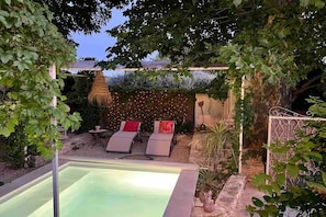 A pool area with lounge chairs and a pergola covered with foliage. - Cabin with 2 bedrooms (Saint Saturnin lès Apt)