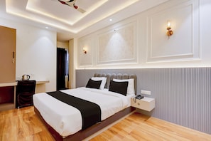 Una camera d'albergo moderna con un letto grande, un comodino e un telefono.